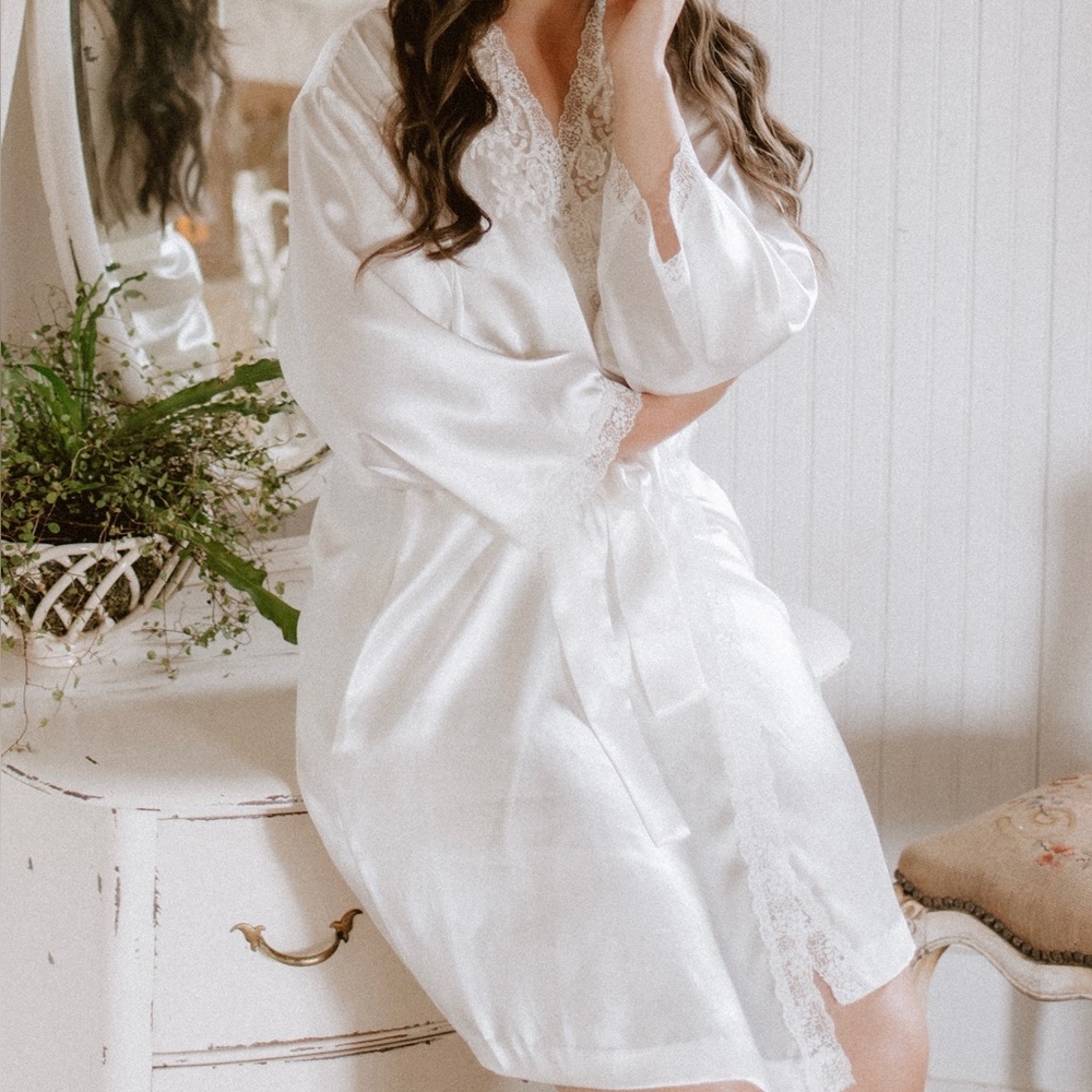 Vintage White Lace Trim Oscar De La Renta Robe